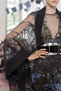 elie-saab-hc-clp-rf19-1788.thumb.jpg.00e5a5817f39ce204ee19ee85f027aac.jpg