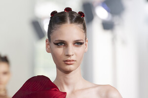 elie-saab-hc-clp-rf19-1880.thumb.jpg.08b95b9d0feb481a8e54fd30d593eac7.jpg