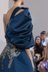 elie-saab-hc-clp-rf19-2093.thumb.jpg.a951618e03691016e618b146589fc135.jpg