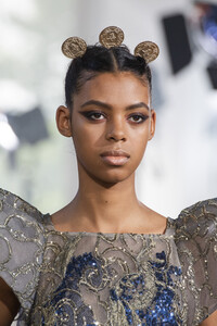 elie-saab-hc-clp-rf19-2102.thumb.jpg.fbee258dcb30088adf971073a74a7e28.jpg
