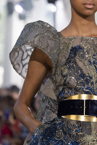 elie-saab-hc-clp-rf19-2107.thumb.jpg.046d229b4f8beabf10ebd111931dbf17.jpg