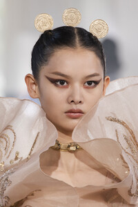 elie-saab-hc-clp-rf19-2213.thumb.jpg.b0d6f96f66d02178f57207b870c2df70.jpg