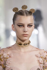 elie-saab-hc-clp-rf19-2233.thumb.jpg.932070b0c3688c736a2efabcd967c01f.jpg