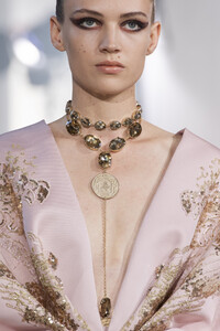 elie-saab-hc-clp-rf19-2270.thumb.jpg.21b10b5286ed6cb94157de91dc8c6007.jpg