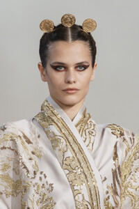 elie-saab-hc-clp-rf19-2324.thumb.jpg.ad4c6626dbf5cf6d5781957ec25f85eb.jpg