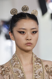 elie-saab-hc-clp-rf19-2369.thumb.jpg.6acb508cf29e371b55e37d6e3caf048f.jpg