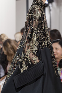 elie-saab-hc-clp-rf19-2406.thumb.jpg.dea8461251703d15a2cbbafe7db303bd.jpg
