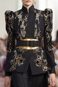 elie-saab-hc-clp-rf19-2413.thumb.jpg.5877f9fc39e8af5548221e01a0bb7c05.jpg