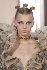 elie-saab-hc-clp-rf19-4443.thumb.jpg.5e88263905d22f234d2594a84ac61d57.jpg