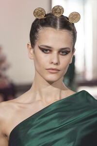 elie-saab-hc-clp-rf19-4493.thumb.jpg.2b0778b3d5b88d208805f622f2f4002c.jpg