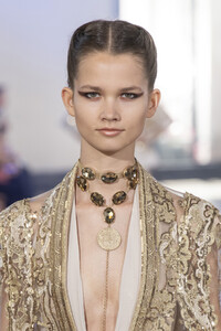elie-saab-hc-clp-rf19-4665.thumb.jpg.8c833f60d8a6a515baec0efce04cfd3b.jpg