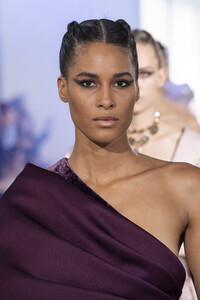 elie-saab-hc-clp-rf19-5010.thumb.jpg.f102cc8421e0048a316861982853460e.jpg
