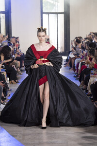 elie-saab-hc-rf19-4335.thumb.jpg.2556d25e8b524c278a94d7cfbef2c624.jpg