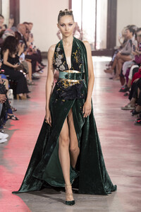 elie-saab-hc-rf19-4447.thumb.jpg.4a63f8bbb7502856fb29585bb5a87191.jpg