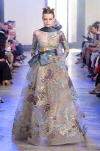 elie-saab-hc-rf19-4696.thumb.jpg.cb0d45a793f6822aaad3ae90c6824d28.jpg