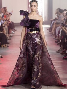 elie-saab-hc-rf19-4866-585x775.thumb.jpg.f4e936199e3231e60b44e8b2961dc53f.jpg