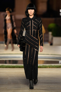 fendi-couture-fw19-gg-011(1).thumb.jpg.f3e20d8e7d5258f65113b0073a1af7ac.jpg