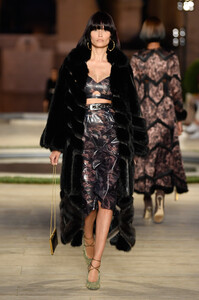 fendi-couture-fw19-gg-013(1).thumb.jpg.dbcb918d5fc49aac492f04b14210c51c.jpg