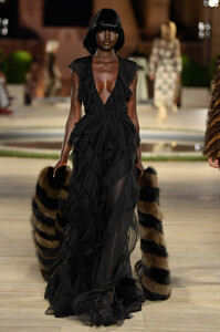 fendi-couture-fw19-gg-028(1).thumb.jpg.beed2a5cdf0ee30023f25777f8c1322c.jpg