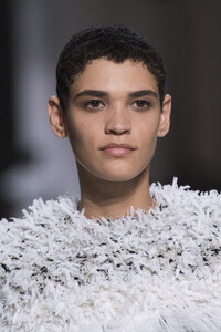 givenchy-hc-clp-rf19-0114.thumb.jpg.a8b04b73f0c4ae2c77624c32b25b3f83.jpg