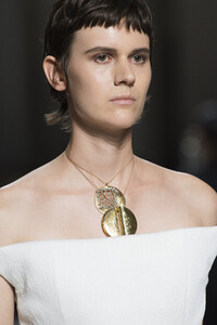 givenchy-hc-clp-rf19-0220.thumb.jpg.3cbacede32f4c88ca8e385641c0cd61c.jpg