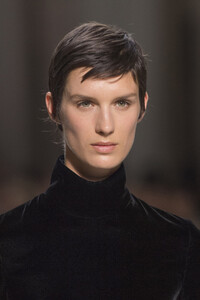 givenchy-hc-clp-rf19-0292.thumb.jpg.06a6ddfb0fc46d7a29ac02018f9c9137.jpg