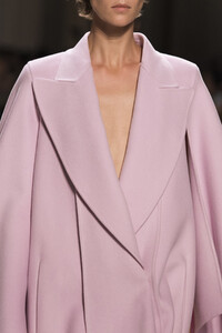 givenchy-hc-clp-rf19-0302.thumb.jpg.d888f44ceb9a564ad20bc83c670ef4ad.jpg