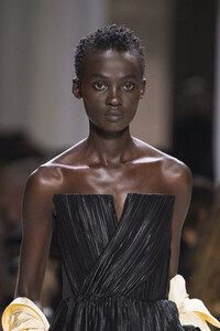 givenchy-hc-clp-rf19-0334.thumb.jpg.b5aa5df30eb10304a331f7405f41b623.jpg