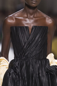 givenchy-hc-clp-rf19-0346.thumb.jpg.b960ee2951b74be9c1ea29b32f222f34.jpg
