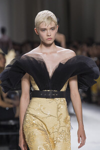 givenchy-hc-clp-rf19-0394.thumb.jpg.17b9c81e489e4e80492fe956fe57cb8b.jpg