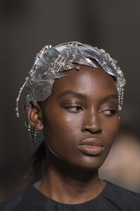givenchy-hc-clp-rf19-0480.thumb.jpg.72710e068300ba80b21b5d9c29b00166.jpg