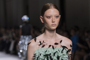 givenchy-hc-clp-rf19-0504.thumb.jpg.4be2d69de95bf0b8f9bd559297a5086b.jpg