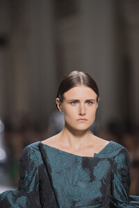givenchy-hc-clp-rf19-0562.thumb.jpg.5886d5ff53e01a0f85181f7b93872610.jpg