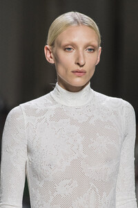 givenchy-hc-clp-rf19-0573.thumb.jpg.fe56c0f63f7408e0e98b954c80a5c9e2.jpg
