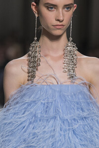 givenchy-hc-clp-rf19-0647.thumb.jpg.688fb204328161633b8c951079e4f53b.jpg