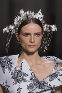 givenchy-hc-clp-rf19-0834.thumb.jpg.34d6301dda4252575eab002ffa0d0911.jpg