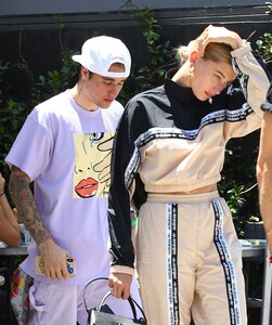 hailey-rhode-bieber-and-justin-bieber-out-in-west-hollywood-07-20-2019-0.thumb.jpg.4ce5cd5e835a5c321be0a37f4df1972f.jpg
