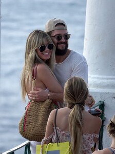 heidi-klum-out-in-capri-07-28-2019-0.thumb.jpg.a0538419a2c1b07eeefe2228258cd160.jpg