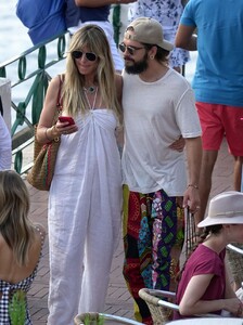 heidi-klum-out-in-capri-07-28-2019-1.thumb.jpg.5b3bc341768069edff7f36232135c32e.jpg