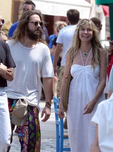 heidi-klum-out-in-capri-07-28-2019-3.thumb.jpg.753a2af7f0e9392e7e9922cb686a522c.jpg