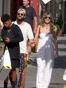 heidi-klum-out-in-capri-07-28-2019-4.jpg
