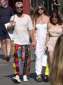 heidi-klum-out-in-capri-07-28-2019-5.jpg