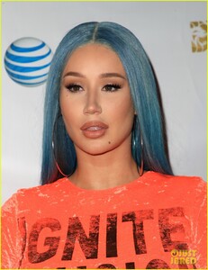 iggy-azalea-wears-blue-hair-for-performance-02.jpg