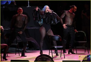 iggy-azalea-wears-blue-hair-for-performance-13.jpg