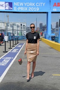 irina-shayk-attends-the-2019-new-york-e-prix-in-new-york-city-140719_14.jpg