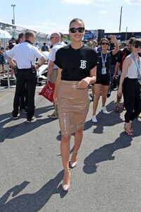 irina-shayk-attends-the-2019-new-york-e-prix-in-new-york-city-140719_21.jpg