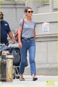 katie-holmes-sports-gray-tee-and-jeans-while-stepping-out-in-nyc-01.jpg