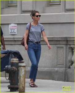 katie-holmes-sports-gray-tee-and-jeans-while-stepping-out-in-nyc-03.jpg