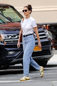 katie-holmes-street-style-07-13-2019-0.thumb.jpg.8deb502713f6cda8e0dbd1d57bf3607c.jpg