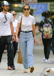 katie-holmes-street-style-07-13-2019-4.jpg